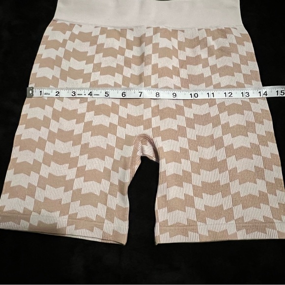 Fashion Nova Seamless Biker Short Set – Beige Checkered, Size M (NWT) - Picture 9 of 15